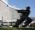 Corredor frente al Hilton