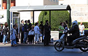 Griegos esperando el bus