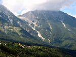Monta�as verdes y nubes