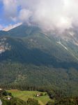 Monta�as verdes y nubes