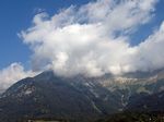 Monta�as verdes y nubes