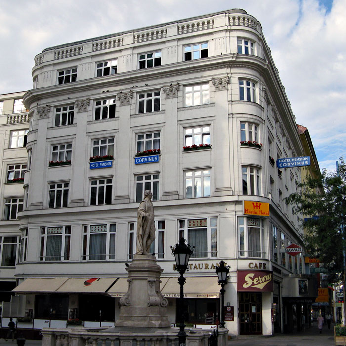 Edificio del Hotel - Pension Corvinus
