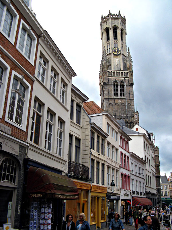 Vista lateral del Belfort/Belfry. Brujas