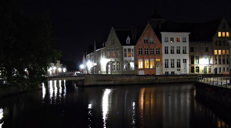 Vista nocturna de un canal en Brujas