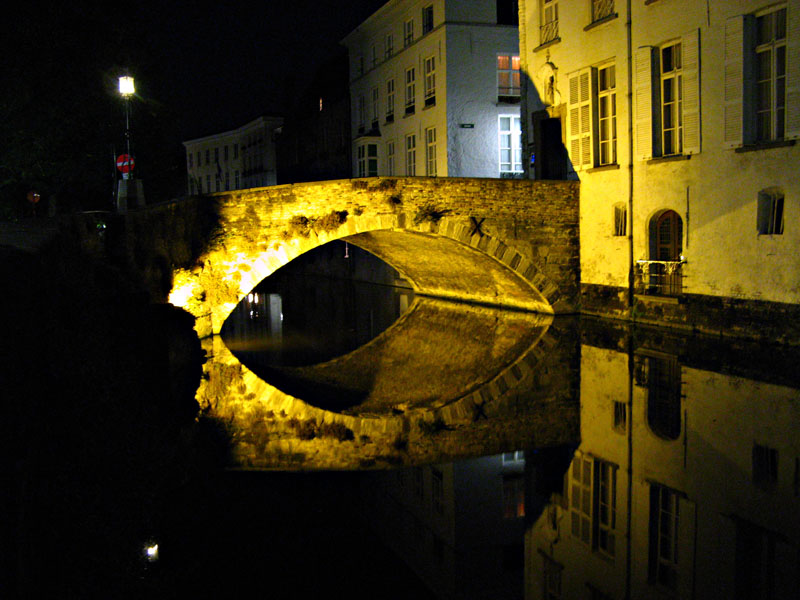 Vista nocturna de un puente en Brujas