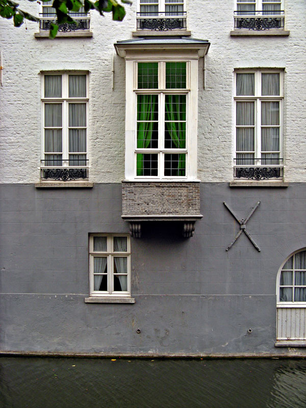 Detalle de un edificio junto a un canal, Brujas
