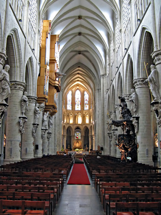 Interior de la Catedral de San Miguel y Santa G&uacute;dula
