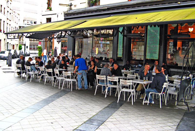 Terraza con ind&iacute;genas