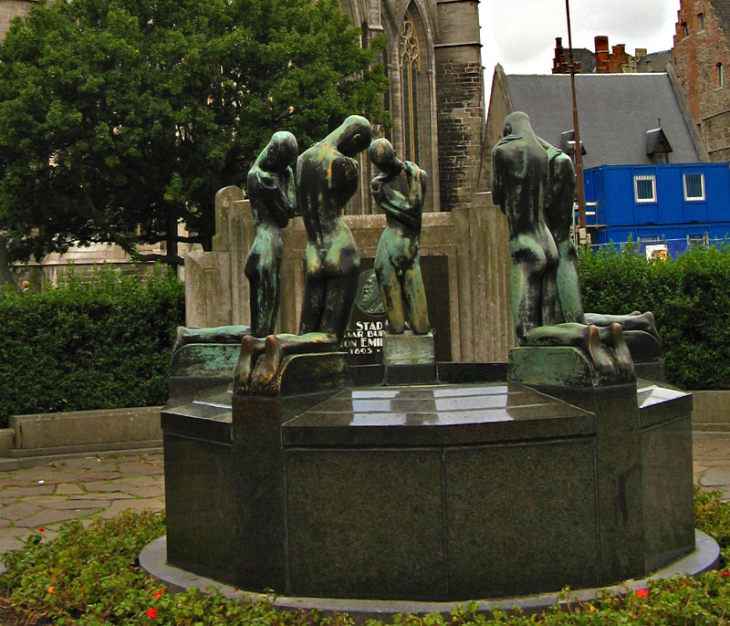 Fuente de los J&oacute;venes arrodillados