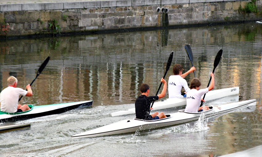 Pirag�istas en el r&iacute;o Lys