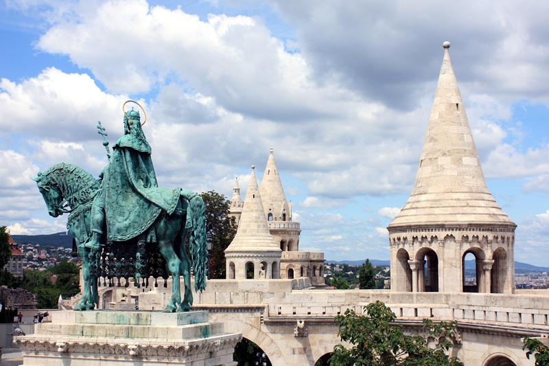 Torres del Basti&oacute;n de los Pescadores y Estatua de San Esteban. Budapest