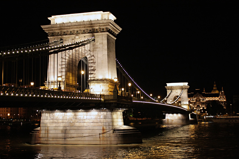 Vista nocturna del puente de las cadenas, sobre el Danubio