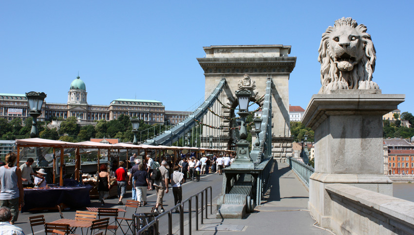 Puente de las Cadenas en d&iacute;a de mercado