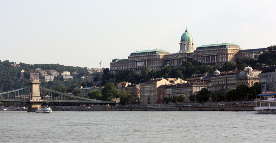 Palacio Real de Budapest desde el Danubio