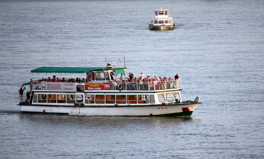 Un barco con turistas en el Danubio