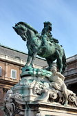Escultura ante Palacio Real
