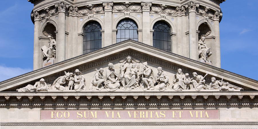 T&iacute;mpano y parte de la c&uacute;pula de Bas&iacute;lica de San Esteban, Budapest