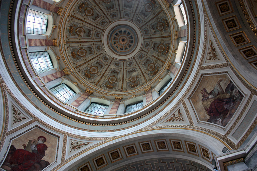 Interior de la c&uacute;pula. Bas&iacute;lica de Esztergom