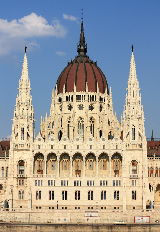 Parte central del Parlamento de Budapest, desde Buda