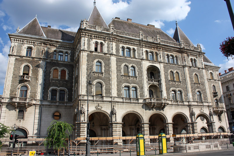 Edificio frente a la &oacute;pera de Budapest