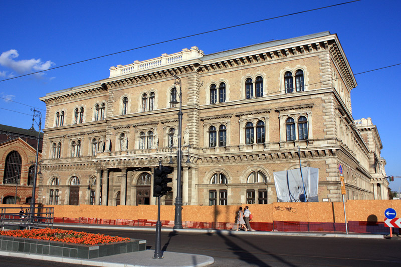 Universidad Corvinus, junto al Mercado Central de Budapest