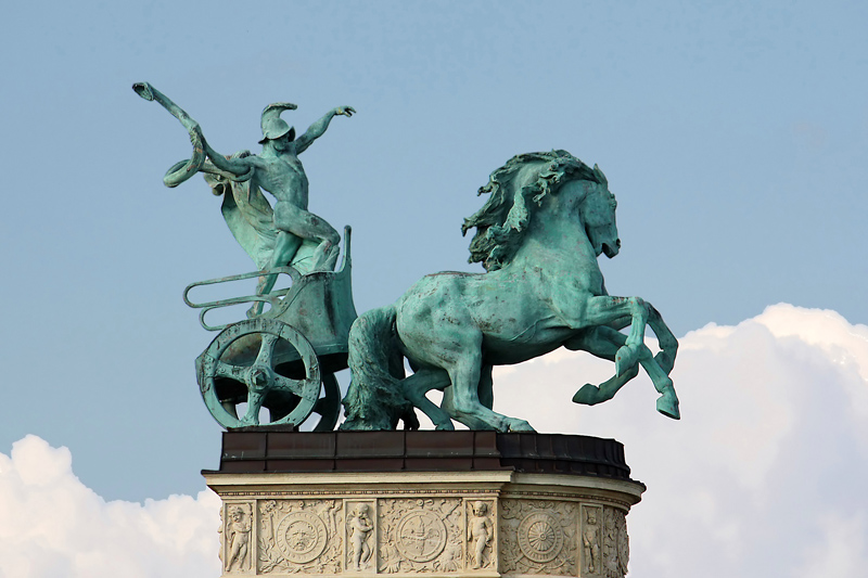 Detalle del Monumento al Milenio en la Plaza de los H&eacute;roes