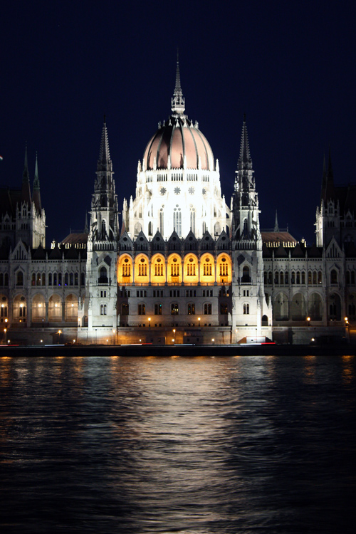 Vista nocturna del parlamento de Budapest, Hungr&iacute;a