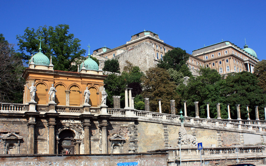 Restos de palacios en la parte sur del castillo de Budapest