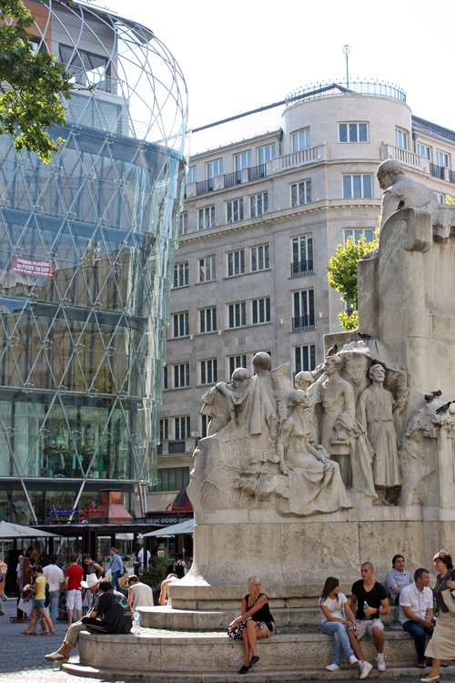 Plaza Vorosmarty, Budapest