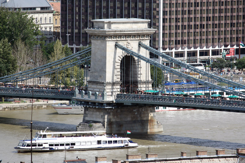 Un barco de turistas bajo el Puente de las Cadenas