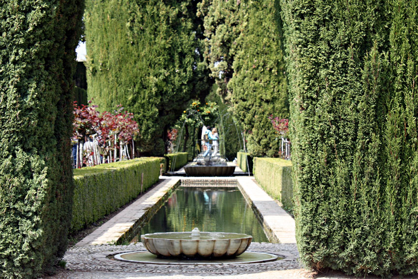 Acequia en los jardines bajos. Generalife