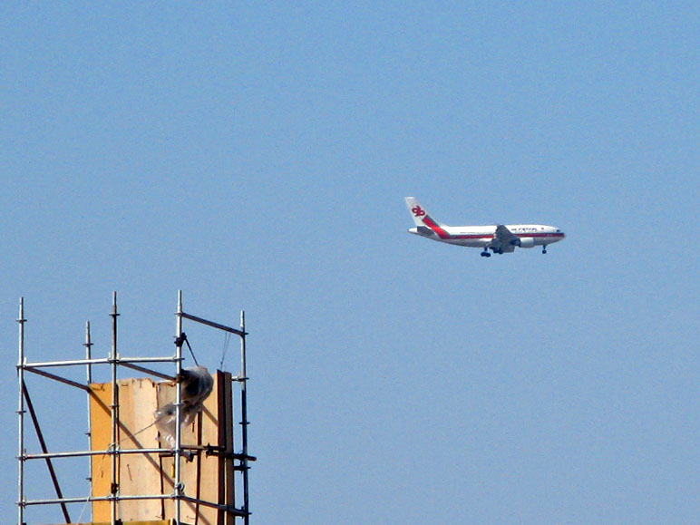 Avi&oacute;n sobre Lisboa