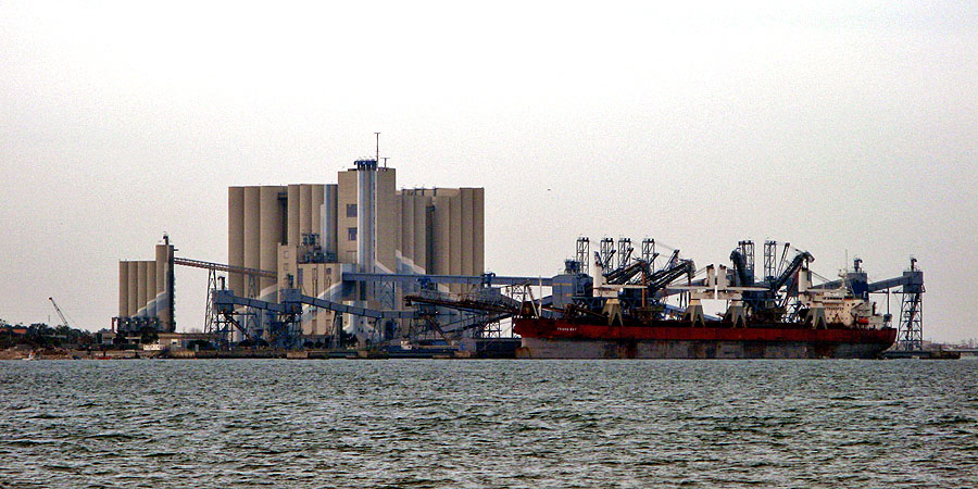 Muelle de cereales en el Tajo. Lisboa