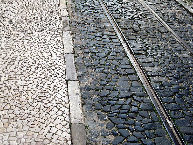 Adoquines y ra&iacute;les de tranv&iacute;a. Lisboa