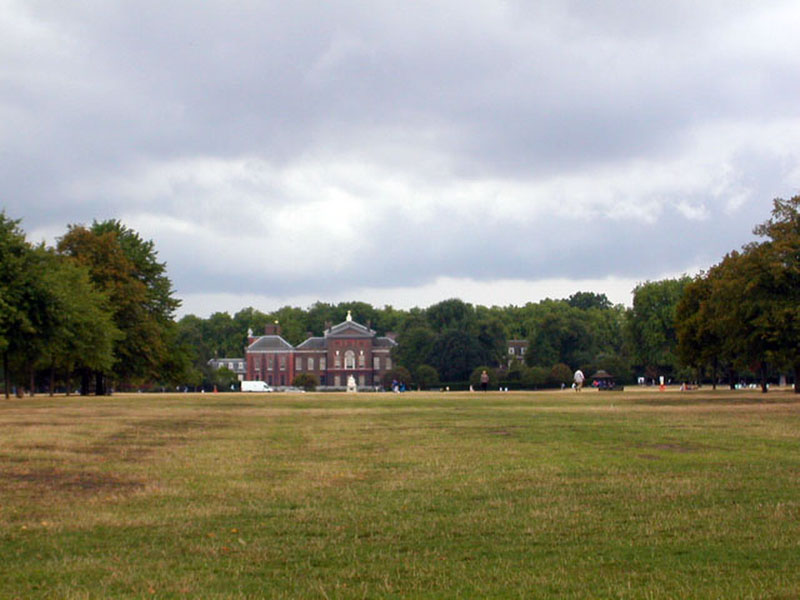 Vista lejana de Kensington Palace, Londres