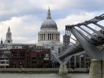 Con el Puente del Milenio en primer t�rmino