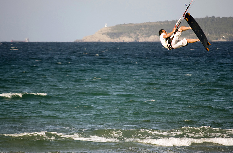 Salto espectacular de un practicante de kitesurf. Bah&iacute;a de Pollensa