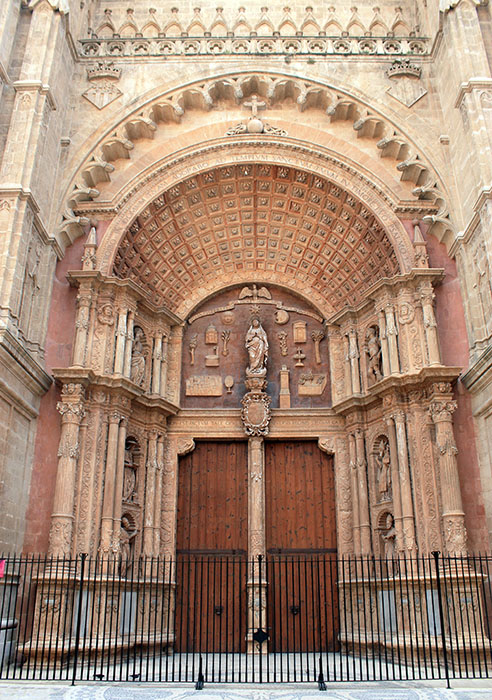 Portada en la fachada de la catedral de Palma de Mallorca