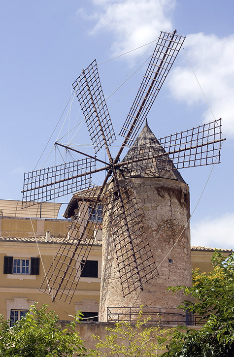 Molino t&iacute;pico mallorqu&iacute;n en la costa de Palma de Mallorca