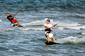 Dos kitesurfers