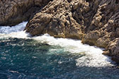 Olas contra las rocas en Formentor