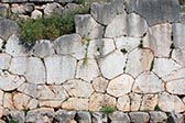 Polygonal retaining wall