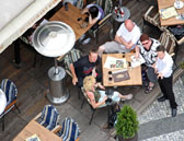 Gente en terraza
