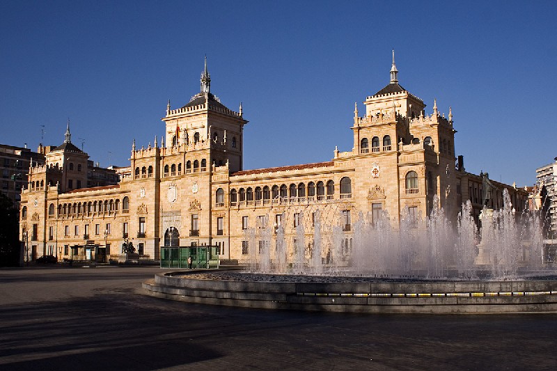Academia de Caballer&iacute;a y reloj de agua Plaza Zorrilla. Valladolid