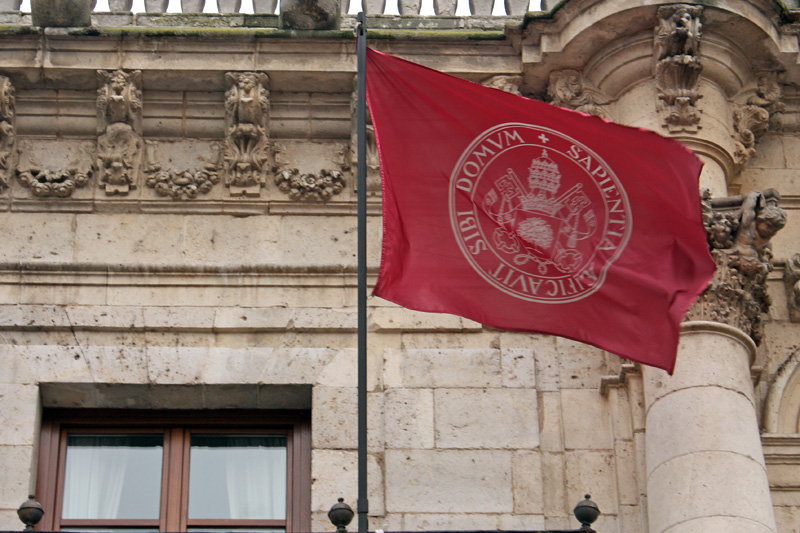 Bandera con el escudo de la Universidad de Valladolid
