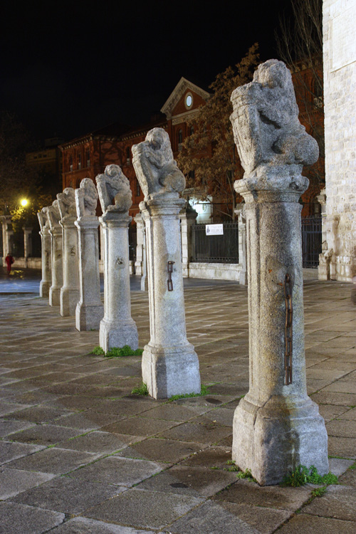 Pilares con leones ante la iglesia de San Pablo. Valladolid