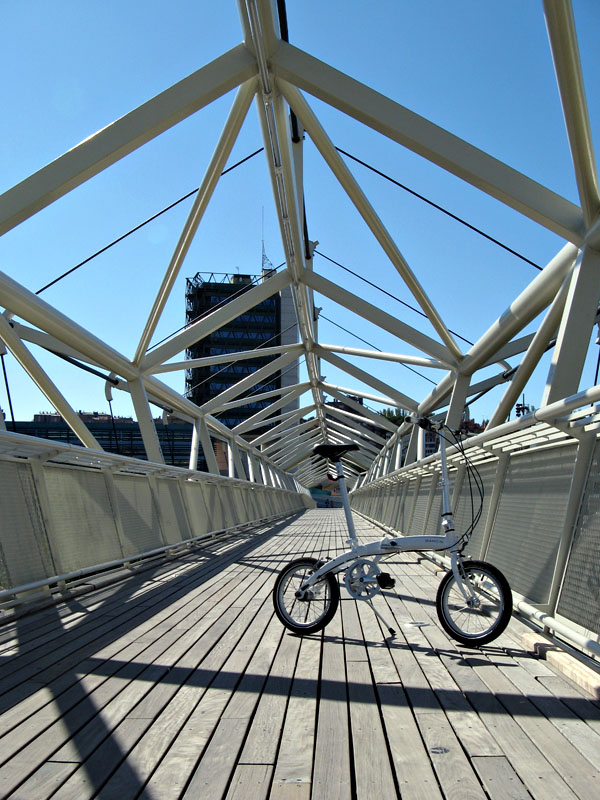 Pasarela sobre el Pisuerga y Dahon. Museo de la Ciencia. Valladolid