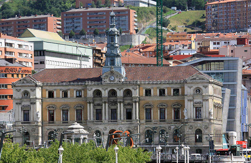 Vista lejana del ayuntamiento de Bilbao