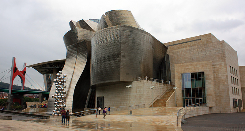 Guggenheim Bilbao y puente desde la r&iacute;a