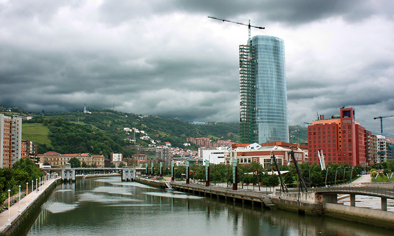 R&iacute;a, torre Iberdrola y monte Artxanda